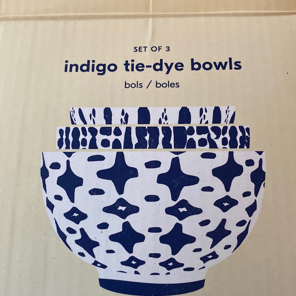 Bowls that are nested. Three blue bowls